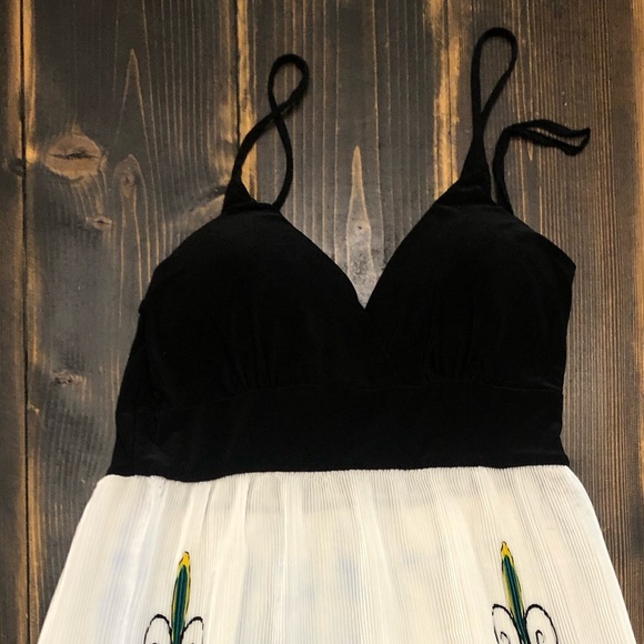 NWOT YoYo's Summer Dress SZ SMALL. Black & White with Vibrant Pattern in Skirt - Picture 5 of 8